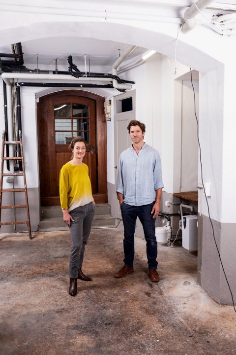Anna Semadeni Hotz und Andrea Semadeni stehen in ihrem Atelier, einem Altbau.