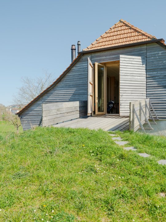 offener Eingang in eine Scheune aus Holz