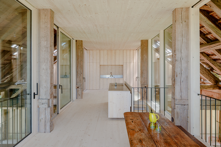 Küche in einem hölzernen Gebäude