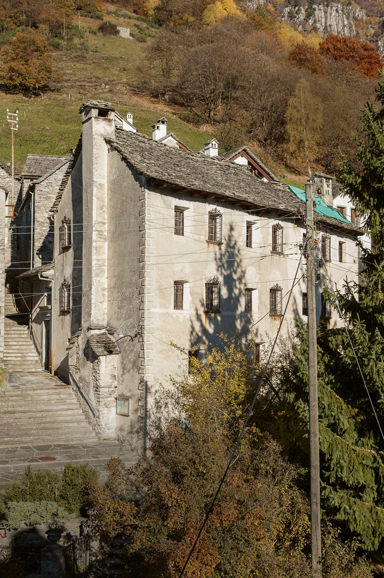 Alte Steinhäuser und eine grosse Steintreppe an einem Hang in den Bergen