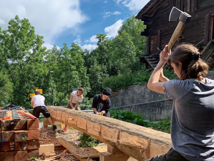 Menschen mit Werkzeug auf einer Baustelle