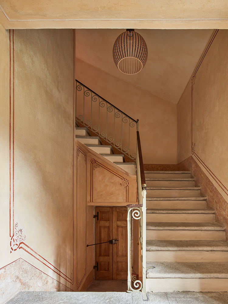 eine historische Treppe, Wandmalereien