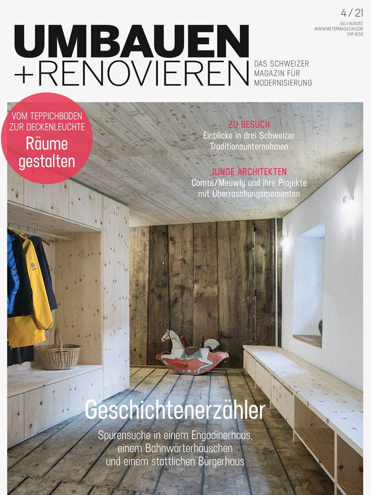 Titelbild der Zeitschrift Umbauen+Renovieren, das einen Flurbereich mit altem und neuem Holz zeigt.
