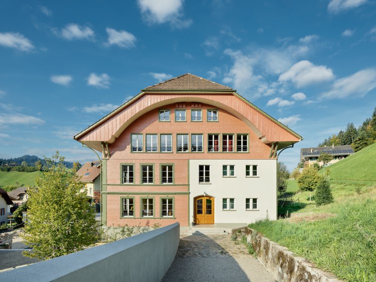 ein historisches Schulhaus in einem Dorf