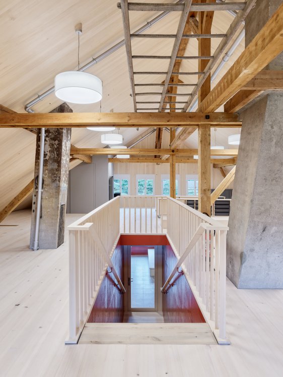 Eine alte Wand mit alter Beschriftung