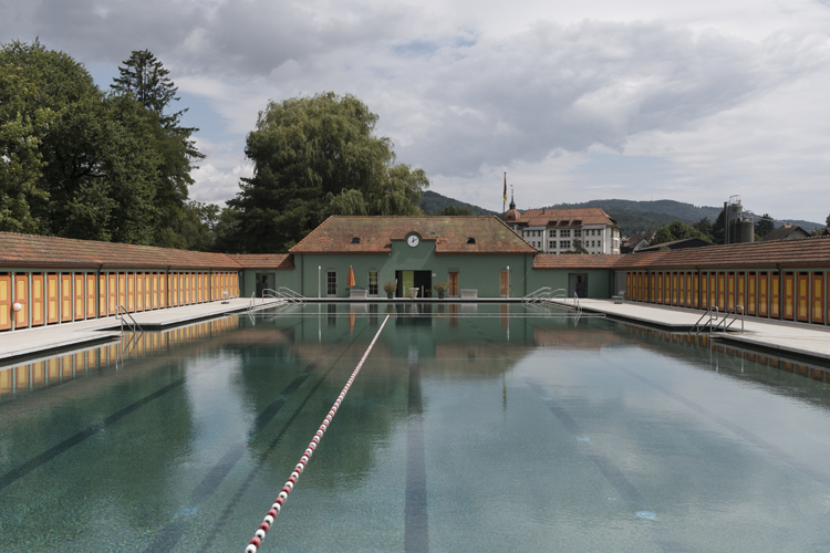 Freibad mit strenger Geometrie