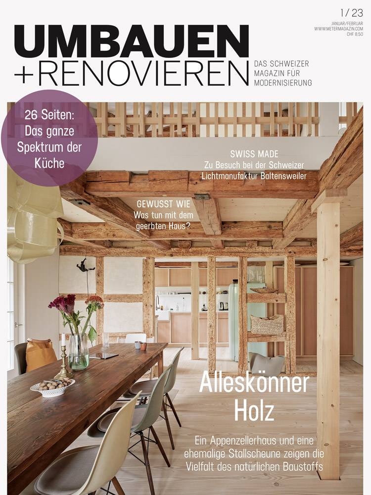 Cover der Zeitschrift Umbauen+Renovieren, auf dem ein grosser Essraum zu sehen ist, der mit viel Holz ausgestattet ist, im Hintergrund ist eine Küche zu erkennen.