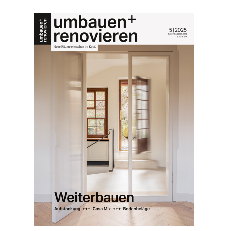 Cover der Zeitschrift umbauen+renovieren mit dem Blick durch eine Glastür durch ein altes Haus in einen Innenhof