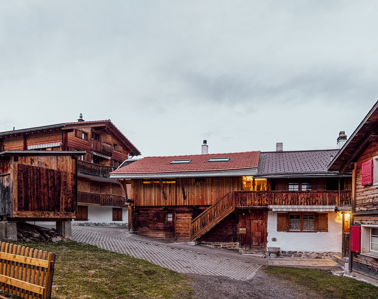 Ein altes Stallgebäude in den Bergen mit viel Holz