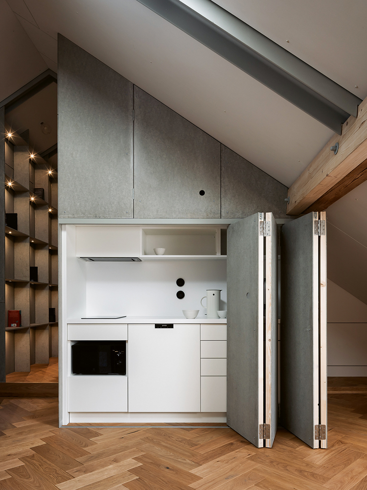 kleine Küchenzeile unter einer Dachschräge