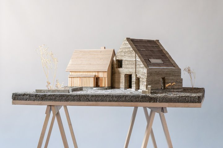 Modell von einem Haus auf einem Holztisch