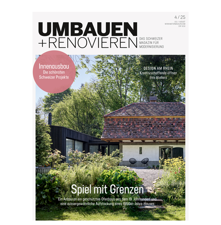 Titelbild einer Zeitschrift mit einem alten Haus mit Anbau in grüner Natur