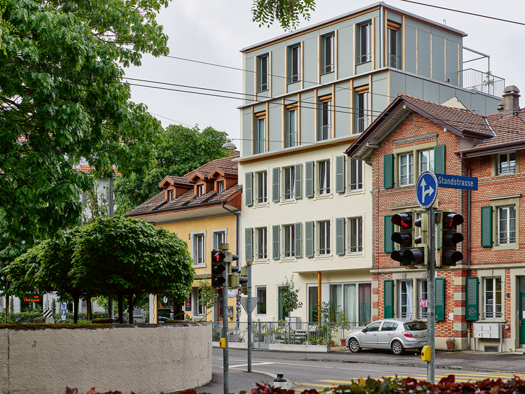 ein umgebautes Haus zwischen Altbauten
