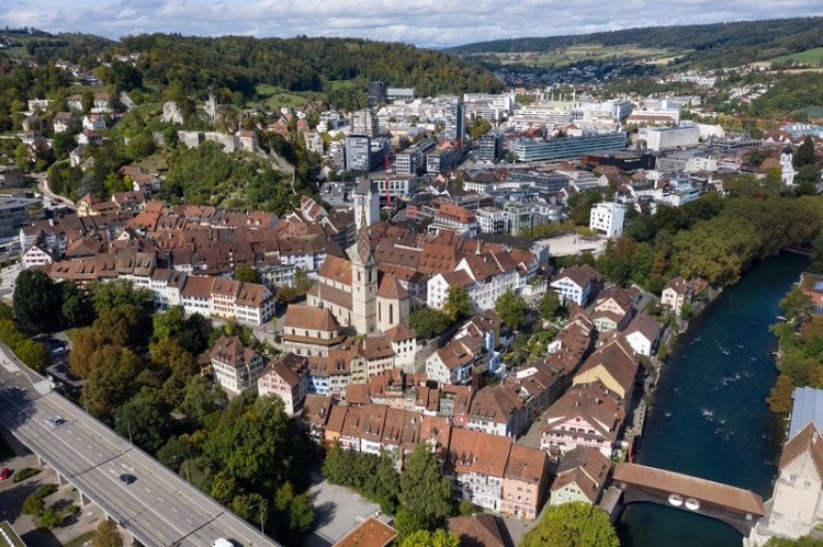 Blick auf die Stadt Baden, die zwischen der Limmatklus und dem Jurasüdausläufer liegt.
