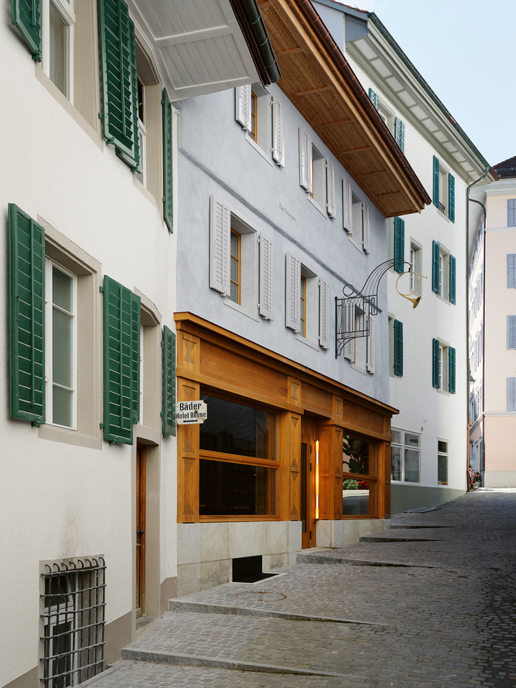 eine Altstadtgasse mit renovierten Häusern und Kopfsteinpflaster