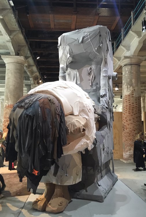 Kunst-Biennale Venedig Yin Xiuzhens Arbeit zeigt eine Metapher auf die konsumwütige Gesellschaft.