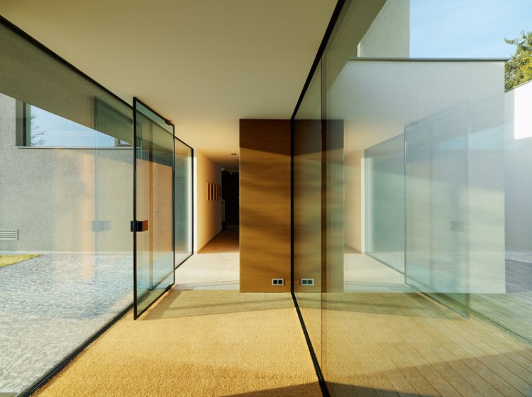 Hausflur eingefasst von zwei Glasfronten.