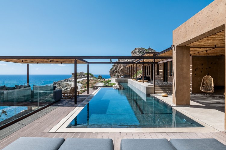 Aussenaufnahme Pool von Haus auf Kreta von Paly Architekten.