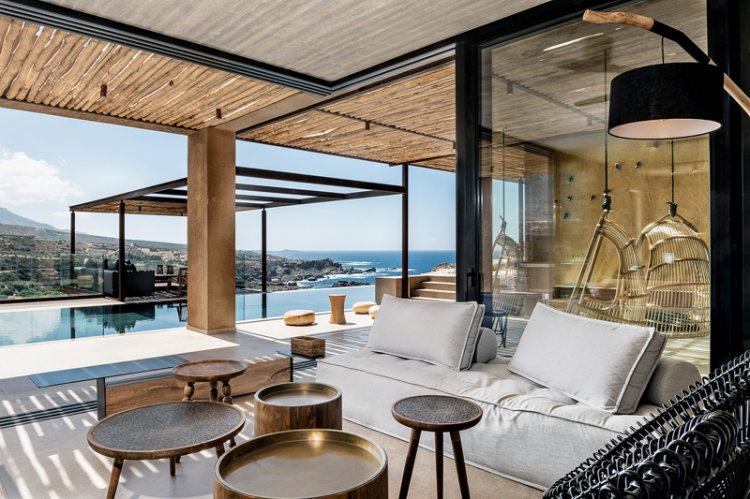 Haus Paly Architekten auf Kreta, vom offenen Wohnbereich ist der Blick über den Pool und das Meer schlicht atemberaubend.