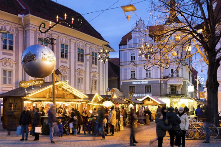 Ein Weihnachtsmarkt in Graz in der Steiermark.