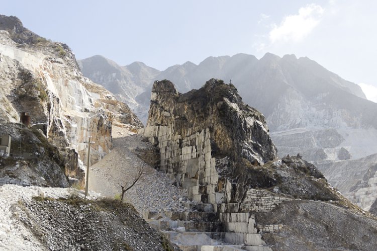 Berge im italienischen Carrara wo das Marmor geborgen wird.