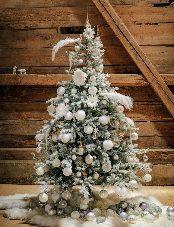 Weihnachtsbaum in Weiss und Silber von Interio.