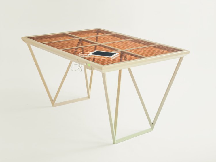 Der «Current Table» von Designerin Marjan van Aubel, ein Schreibtisch ausgestattet mit Solarpanelen.