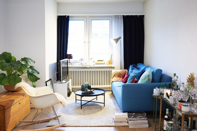 Wohnzimmer mit blauem Sofa von Rolf Benz.