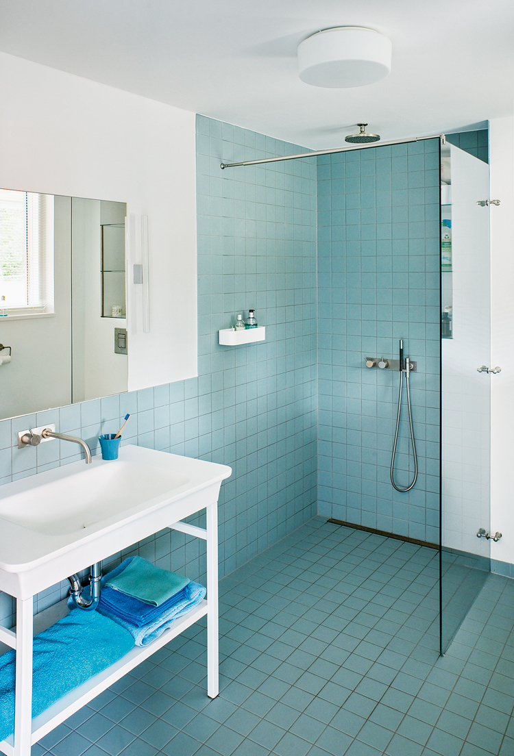 Badezimmer in skandinavischem Feriendomizil in blau.