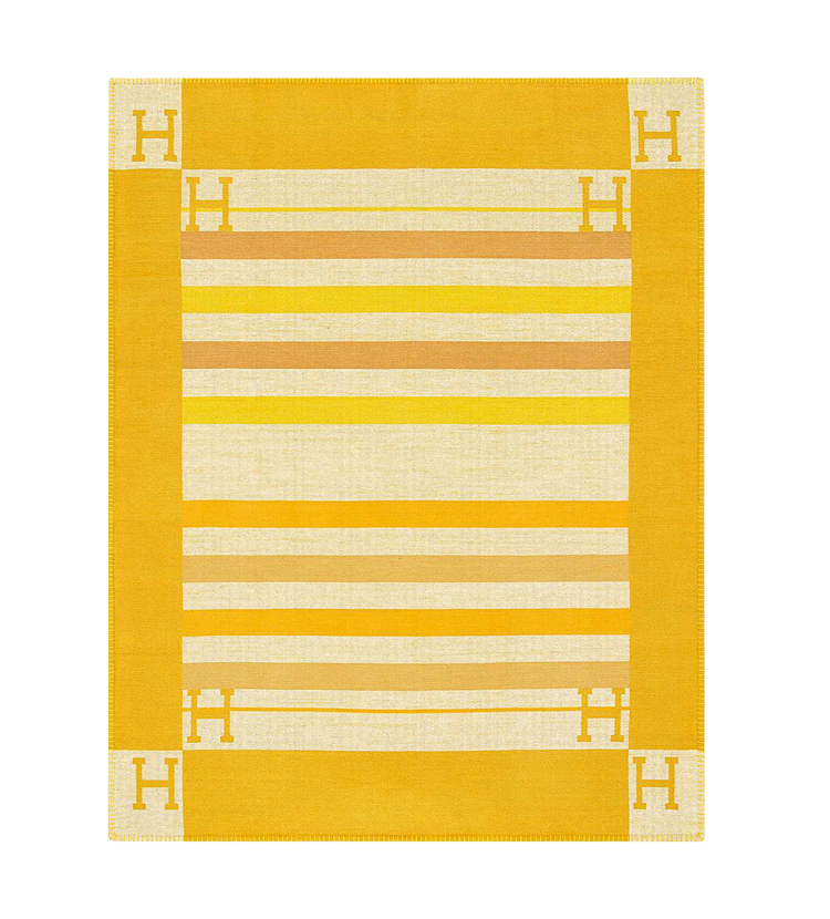 Gelber Teppich mit verschiedenen gelben Streifen in unterschiedlichen Nuancen.