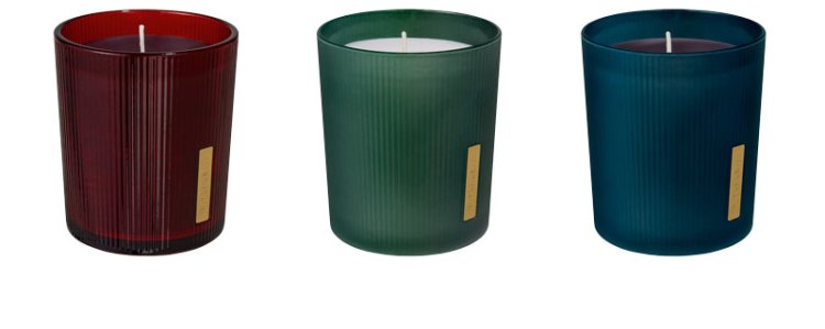 Drei Duftkerzen von Rituals stehen nebeneinander, das Glas der Kerzen ist schlicht in den Farben rot, grün und blau.