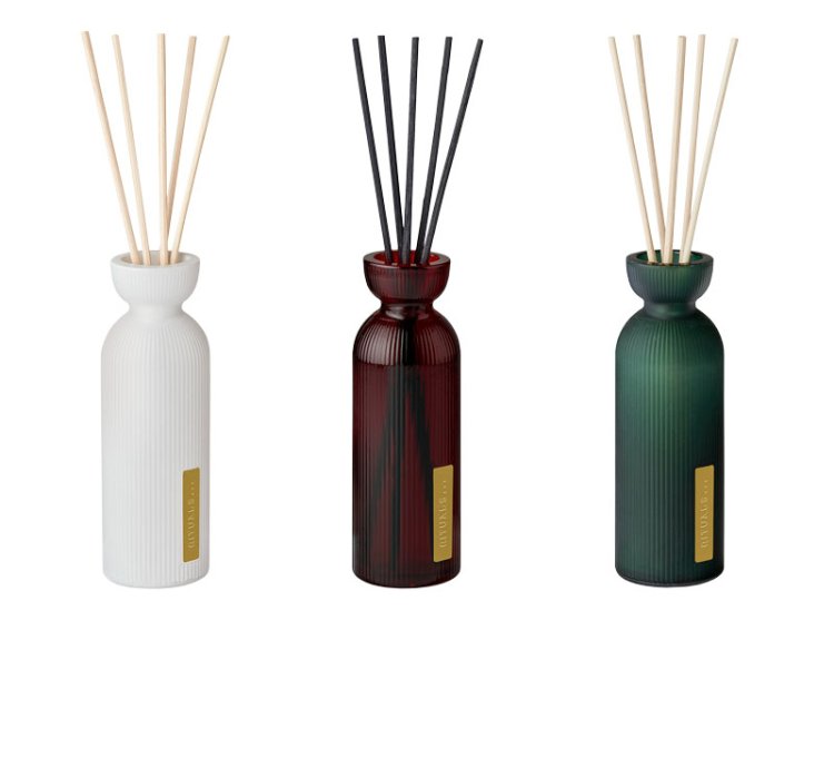 Drei verschiedene Fragrance Sticks von Rituals stehen nebeneinander, sie zeigen sich im neuem Redesign mit schlanken Flaschen in den Farben weiss, rot und grün.