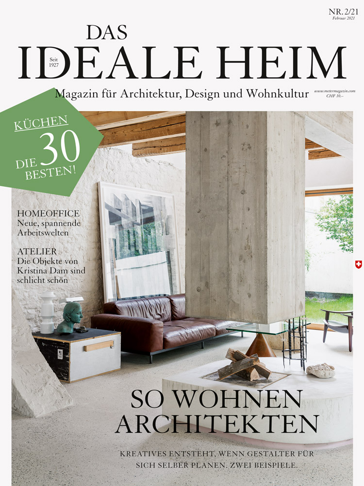 Titelbild des Magazins Das Ideale Heim vom Februar 2021 mit Bild von Wohnzimmer der umgebauten Remise in Basel durch Architekt Andreas Bründler.