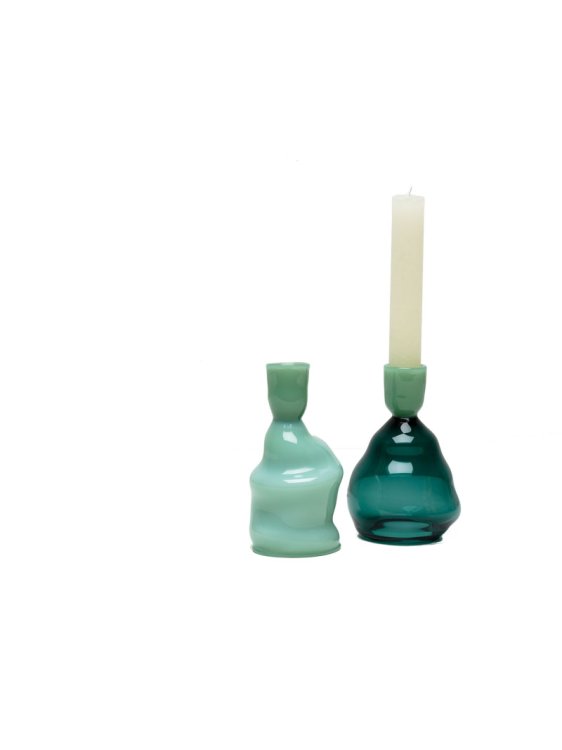 Zwei Kerzenhalter aus Glas in hell und dunkelgrün und verschiedenen Grössen.