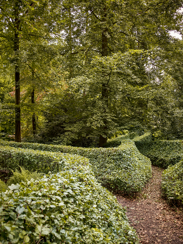 Schlossgarten mit niedrigen Buschshecken.