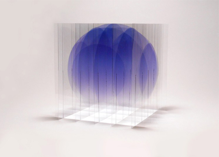 Grafisches halbtransparentes Kunstwerk mit violetten Kreis.