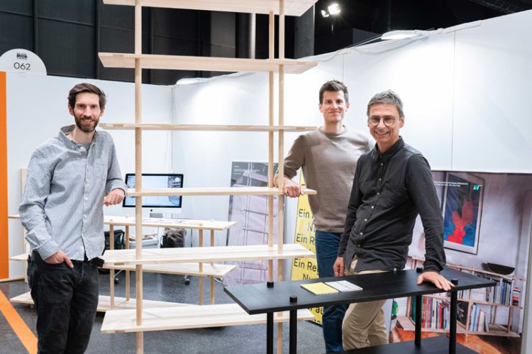 Porträt der Gewinner des Designpreises der Blickfang Studio Noun und Roger Lindauer vor dem modularen Holzgestell.