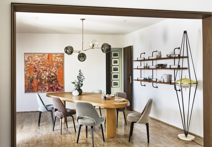 Beim Interior fand die grösste Veränderung in der Küche statt. Der offene Raum zum Wohn- und Esszimmer erzeugt Grosszügigkeit. Die rhythmische Holzverkleidung verbindet die Räume miteinander.