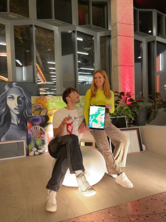 Jonas Kastenhuber und Silvia Princigalli sitzen im Haus der Kallistik mit iPads in der Hand.
