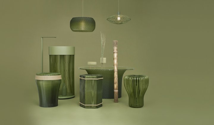 Komposition von verschiedenen Möbeln wie Hocker und Leuchten aus dem 3D-Druck alles in Olivgrün gehalten.