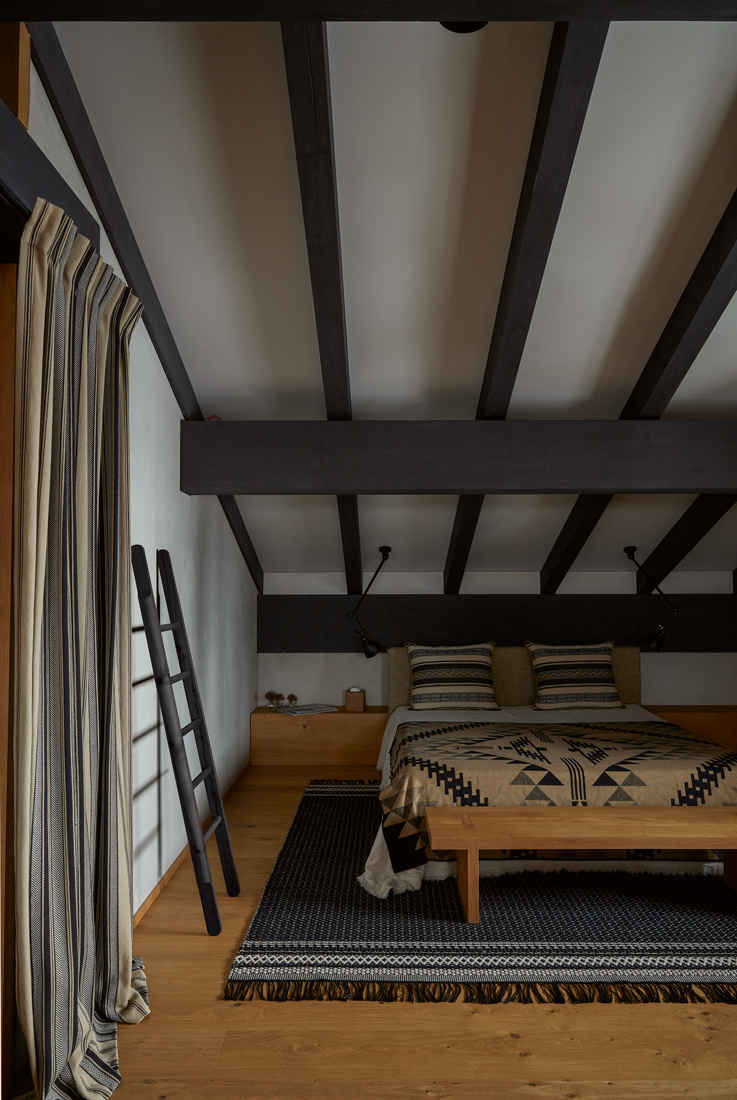 Schlafzimmer im Dachstock mit Boho-Bettwäsche.