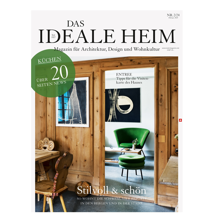 Coverbild des Magazins Das Ideale Heim Ausgabe 2/2024 Blick in ein umgebautes Bauernhaus mit grünem Stuhl.