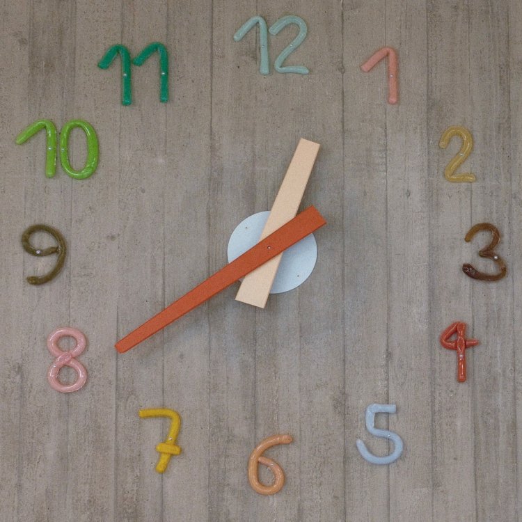 Uhr von ISSU ISSU mit farbigen, mundgeblasenen Glasziffern als Teil eines pädagogischen Zeitkonzepts.