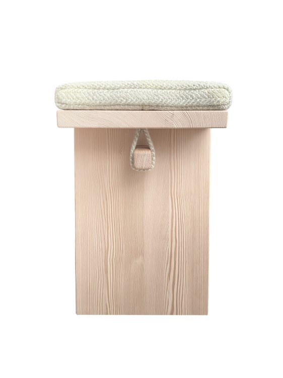 Freigestellte Ansicht einer Holzbank mit gepolstertem Sitzkissen und sichtbarer Kissenbefestigung.