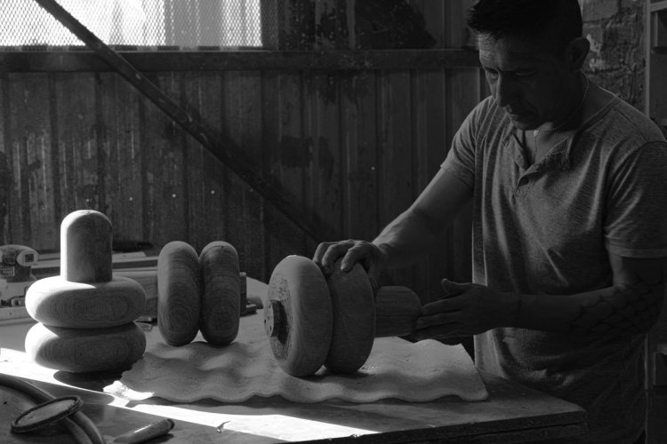 Blick in die Werkstatt beim handwerklichen Prozess des Cabinets Carmen von Comité de Proyectos.