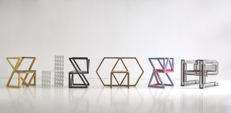 Mehrere geometrische Stuhlmodelle von Sara Leonor in Holz, Metall und Farbe, in Reihe vor weissem Hintergrund arrangiert.