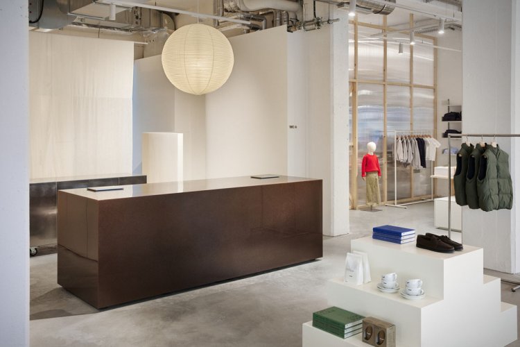 Detailansicht der minimalistischen Solané-Theke aus recyceltem Material in Zürich, gestaltet im nachhaltigen Designkonzept.
