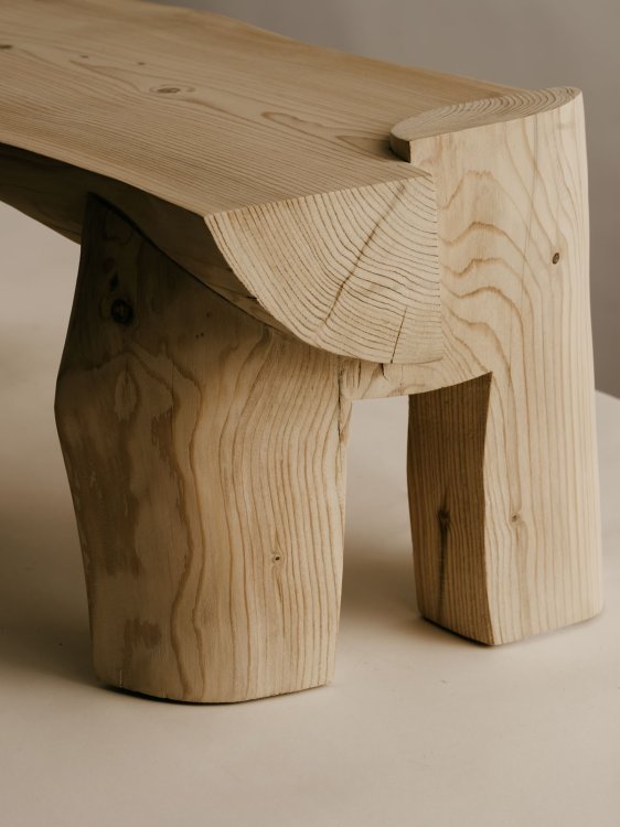 Pergola Bench Small von Dimitri Bähler, gefertigt aus massivem Holz, Teil der Ausstellung Dust and Sunlight bei Second Nature, 2025.