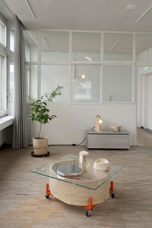 Ausstellungsansicht von Dust and Sunlight von Dimitri Bähler bei Second Nature, Zürich, 2025 – Möbel, Leuchten und Objekte im Dialog.