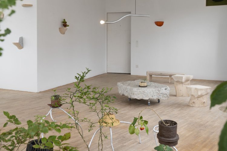 Innenansicht der Ausstellung Dust and Sunlight von Dimitri Bähler, Second Nature Zürich, 2025 – Objekte aus Holz, Beton, Ton und Metall.